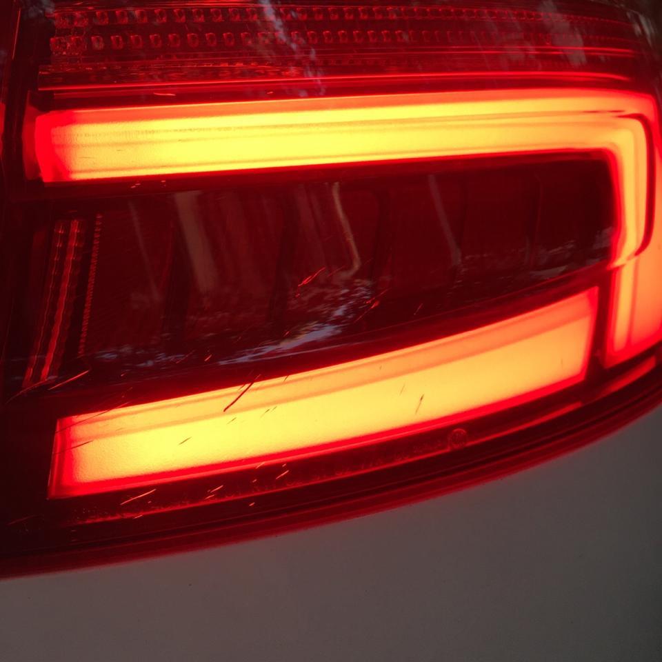 奥迪a4l-2017款 Plus 40 TFSI 进取版
2017年9月1号提的车，最近一次自己洗车发现尾灯居然这个样子，外面没有一点划痕，从来没发生过碰撞之类的。有没有车友知道是什么情况，该怎样跟4S店去协商。