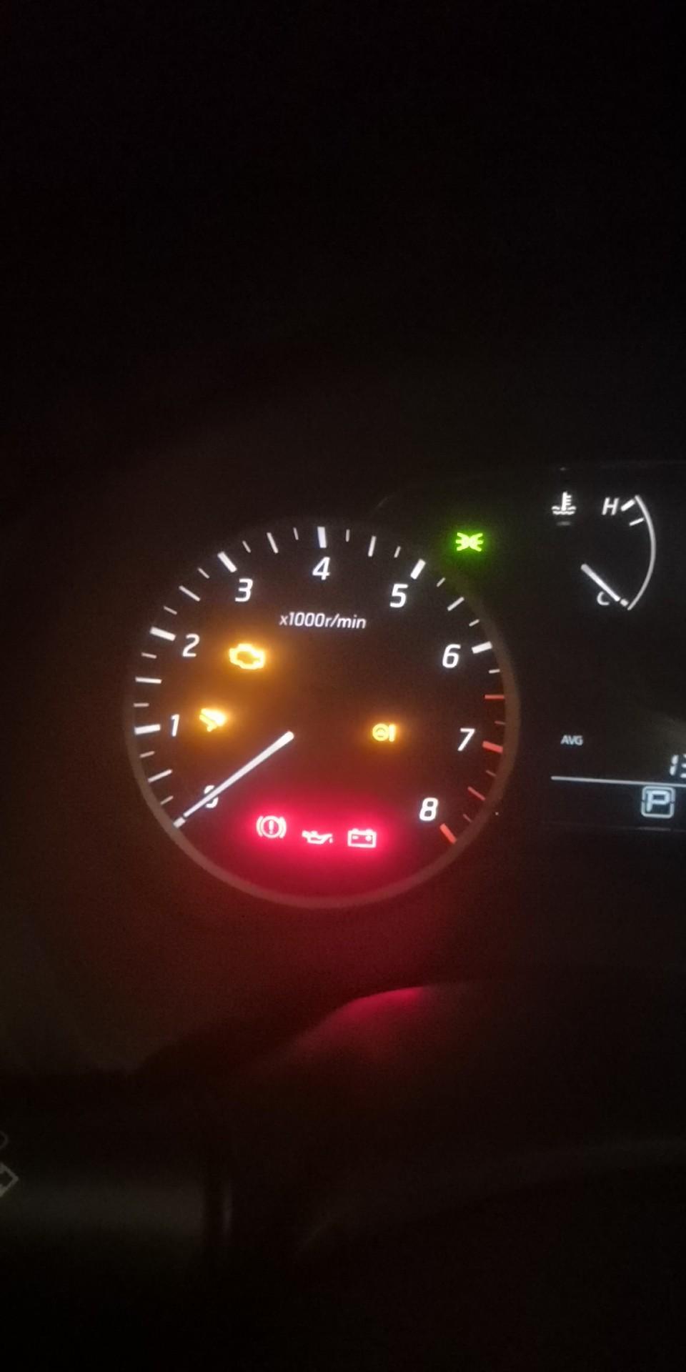 轩逸-车打着火启动不了，下面灯显示红色的啥意思。新车