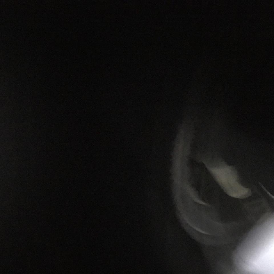 您好，专家：我的车是12月20号刚买的日产轩逸经典自动智联领先版（中配），现在开了1000公里。现在发现有三个问题：1，车提速到50玛左右时有明显的顿挫感（油门踩着确没有动力的感觉1秒后消失）。2，汽车的四个车轮有三个是装反的：生产日期在内侧。3，车的后档玻璃生产时间比前档玻璃早2个月。请问下这三个问题正常吗，谢谢