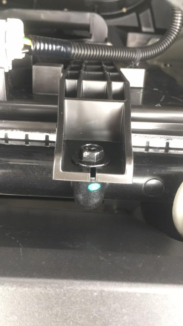 家人今天在佛山日产4s确认一台老款轩逸低配手波新车，但是发现发动机仓里的螺丝有扭过的痕迹，小到散热网固定螺栓，到发动机附件螺栓，都有扭过的痕迹，看第二台新车也是有这情况，展厅里的天籁、阳光、蓝鸟等都是，老铁们说说东风日产的装配工艺是这样的吗？还是厂家趁着国六前把返修车都拿来清仓了！
