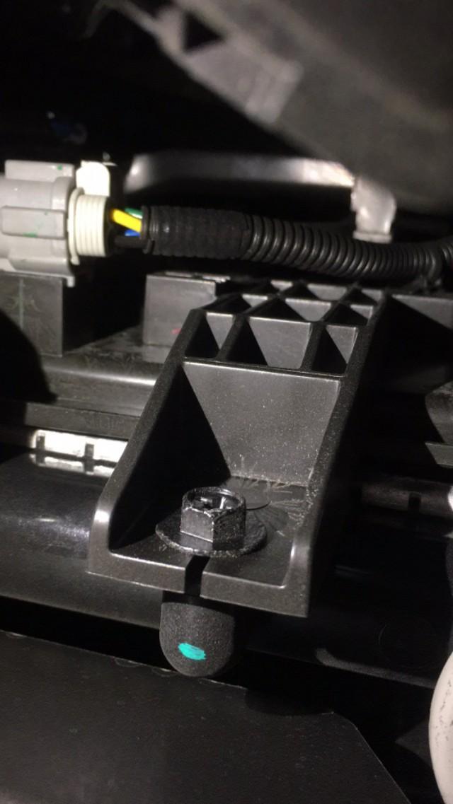 家人今天在佛山日产4s确认一台老款轩逸低配手波新车，但是发现发动机仓里的螺丝有扭过的痕迹，小到散热网固定螺栓，到发动机附件螺栓，都有扭过的痕迹，看第二台新车也是有这情况，展厅里的天籁、阳光、蓝鸟等都是，老铁们说说东风日产的装配工艺是这样的吗？还是厂家趁着国六前把返修车都拿来清仓了！