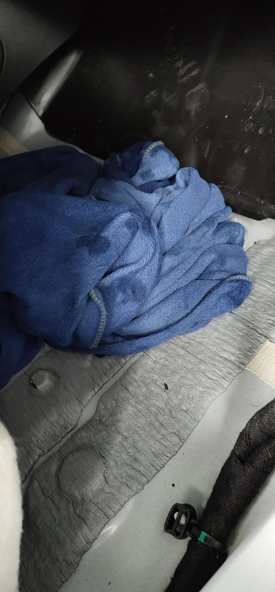 有谁全新哈弗h6红标的副驾驶脚垫下有水么？我去4S点检查。说没漏水。给我的理由是可能洗车水撒进去了。水不会太多。车底的绒布不会湿。下面的棉有点湿。主要副驾驶跟副驾驶后排。