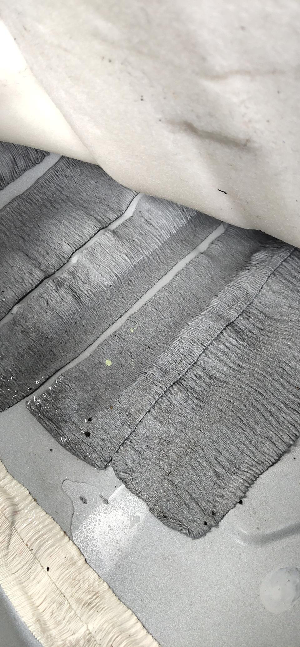 有谁全新哈弗h6红标的副驾驶脚垫下有水么？我去4S点检查。说没漏水。给我的理由是可能洗车水撒进去了。水不会太多。车底的绒布不会湿。下面的棉有点湿。主要副驾驶跟副驾驶后排。