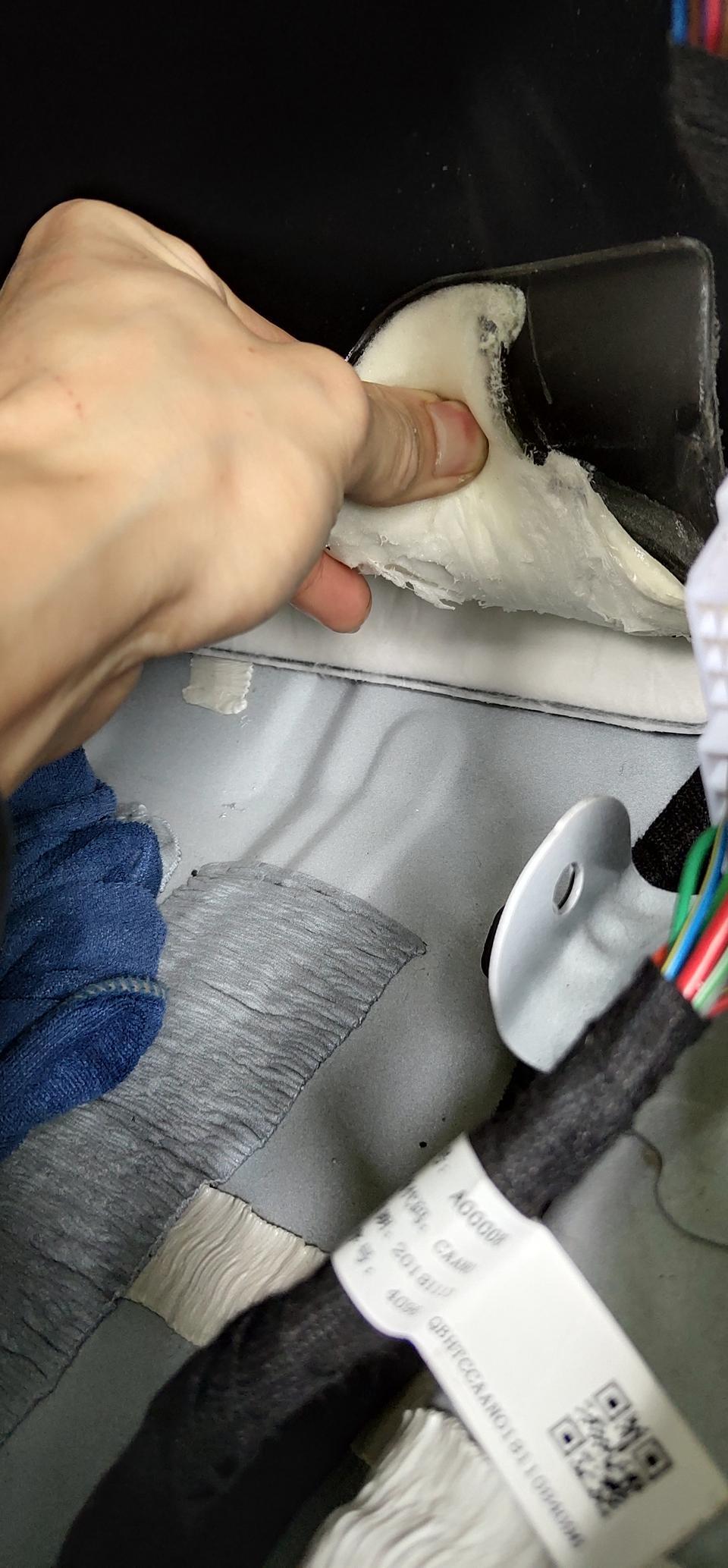 有谁全新哈弗h6红标的副驾驶脚垫下有水么？我去4S点检查。说没漏水。给我的理由是可能洗车水撒进去了。水不会太多。车底的绒布不会湿。下面的棉有点湿。主要副驾驶跟副驾驶后排。