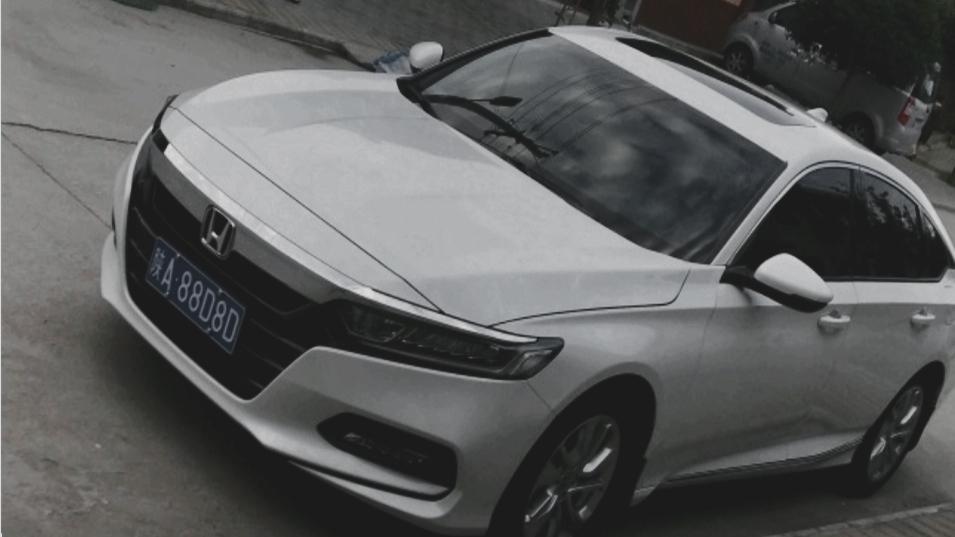 十代雅阁精英新车，没有开多长时间，雨天雨刮开的第一下响声很大库呲库呲得，随后时有时无;还有路过轻微颠簸得路面时，车身周围哗啦啦得响，目前就这两个问题。。