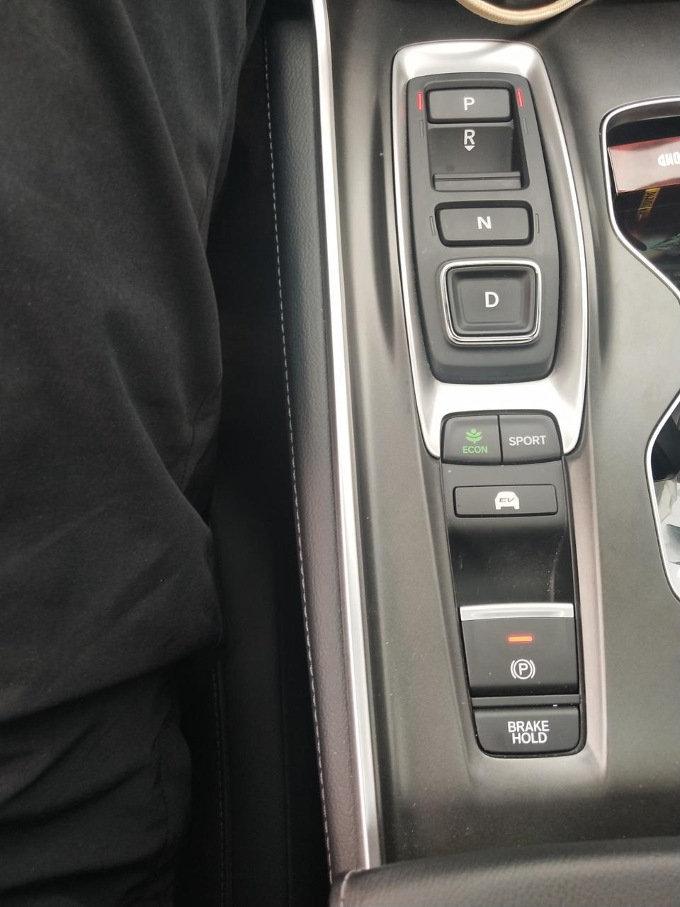 请问十代雅阁混动，新车，p档换其他档位的时候有哒一声，其他档位换p档的时候也有哒一声。其他三个档位互换没有声音，这是正常现象吗？