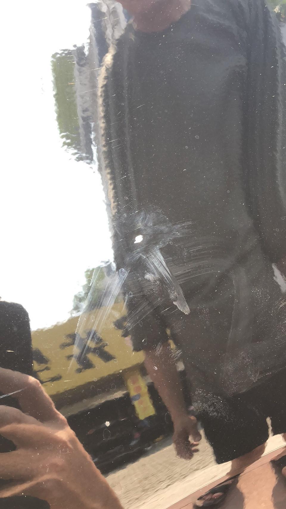 雅阁-刚提1周的车 今天洗完车 发现漆皮脱了一小块 米粒大小 有2处 里面露出的是白色的底
请问这个正常吗 如果高压水枪 操作不当会造成这种脱落吗 应该怎么处理