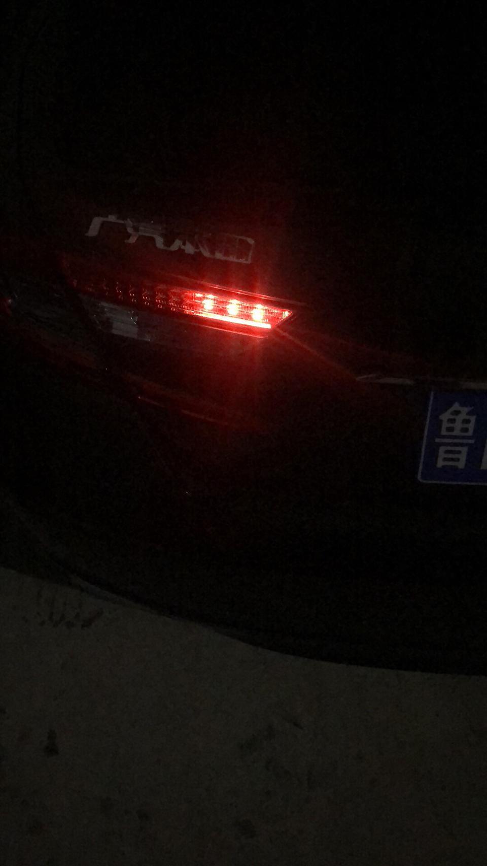 雅阁-今天贴完膜以后，后雾灯就一直亮着，按后按钮打不开但后雾灯就灭了，是什么原因？