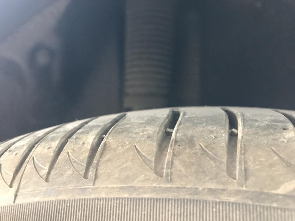 才提10天的雅阁260豪华，右后轮过坑洼或者不平路面就“咯吱”异响，什么情况？检查了一下右边没有损坏和异常的情况，敢问大家有不有这个情况？怎么破这个事？？