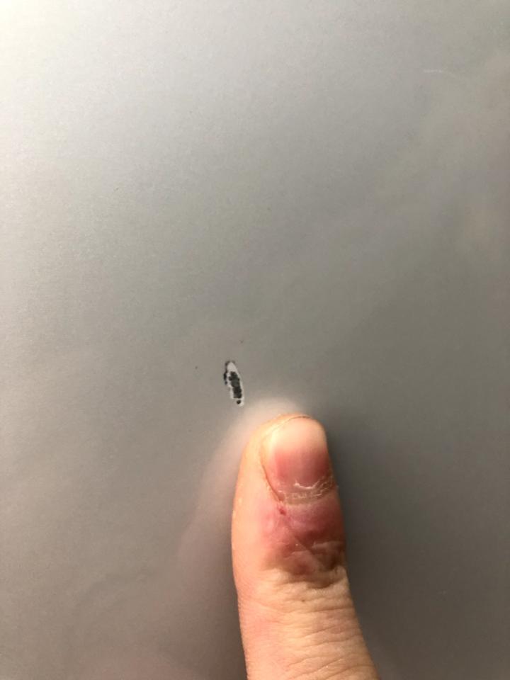 宝马3系-新车提了10天，宝马325被刮了一块漆，米粒大小，需要大面积喷漆吗，不想喷整个车门，还是感觉原车漆好，有什么好办法吗，钱可以花。