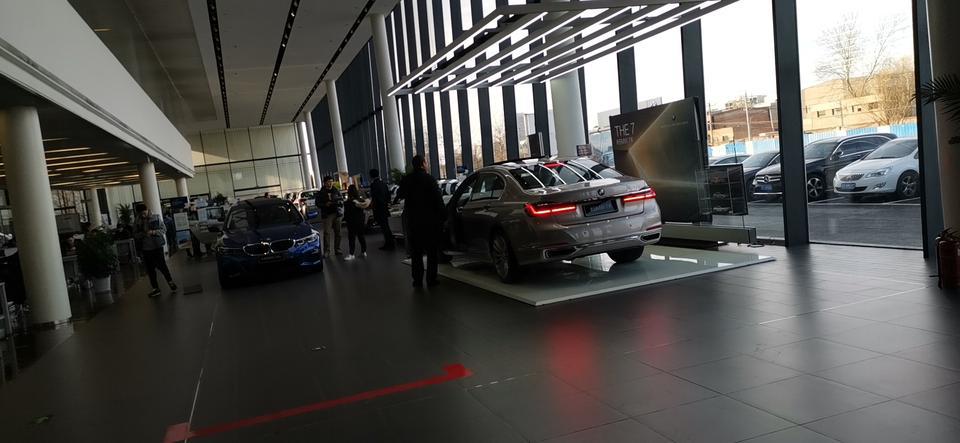 宝马3系-2020款 325i m耀夜运动 标轴 裸车286000 落地326000 今天刚问的价格 可以下订单么 还没有加装费。打算炭黑贴epel 膜 2w 玻璃膜 7000 乱七八糟搞下来 总计356000 开回家 。值不值？