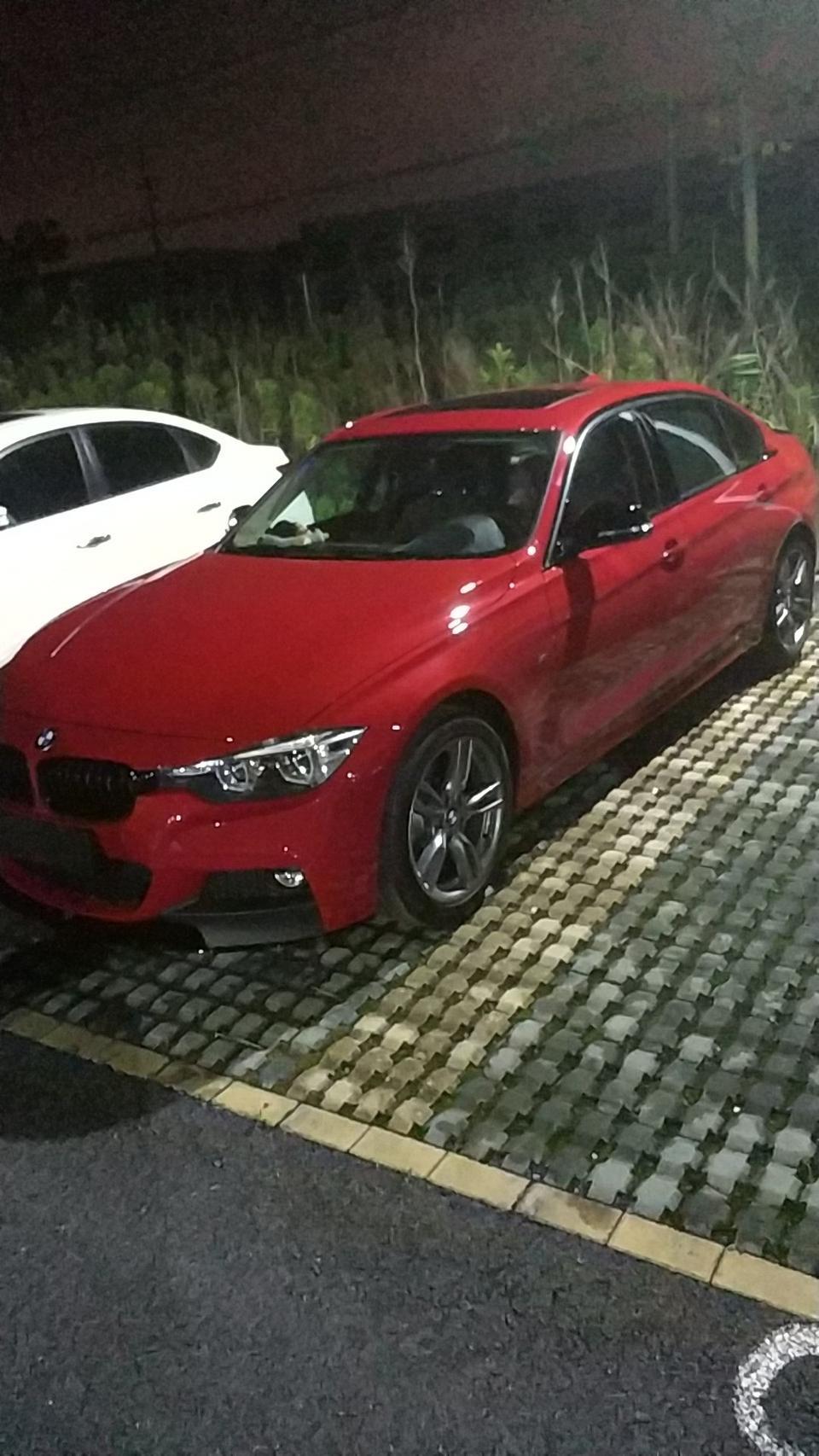 宝马3系-我的车一个月前新买的，倒车入库时转方向盘、快速踩刹车时会有吱呀吱呀的响声，还挺大声的是怎么回事？是有什么问题吗？
