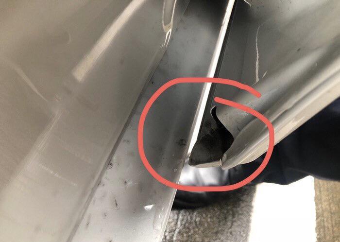宝马3系-新车3个月，为什么一下雨这个位置就漏出黑色的东西