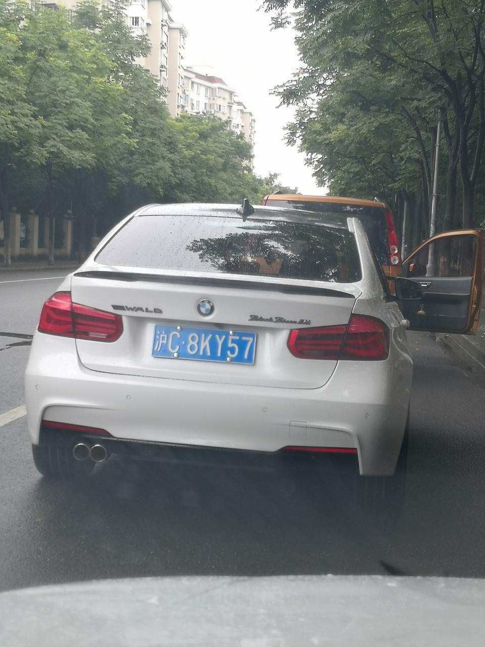 宝马3系-各位大神，这车是改装的吗？？