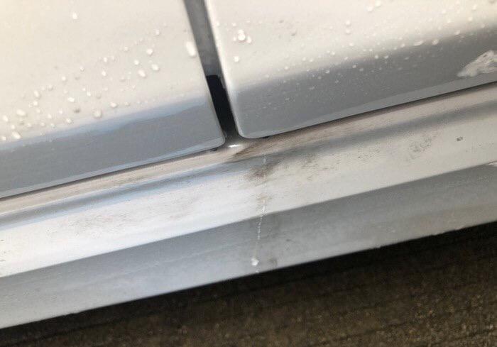 宝马3系-新车3个月，为什么一下雨这个位置就漏出黑色的东西