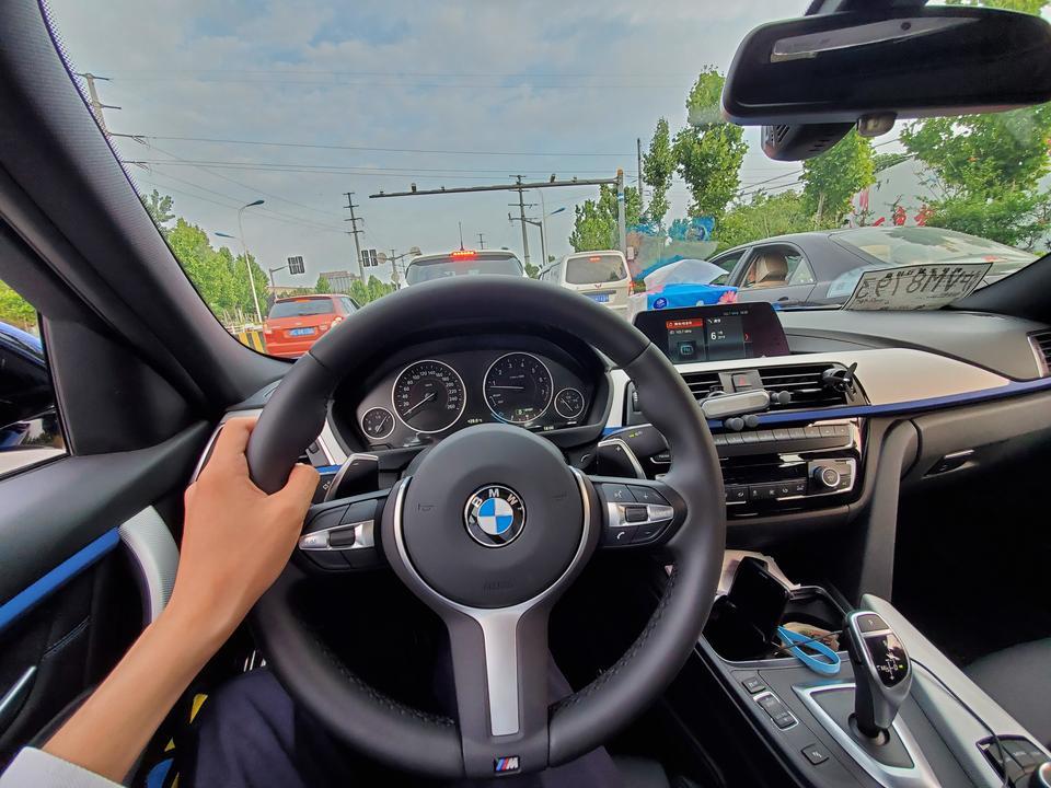 宝马3系19款320i车子熄火后过了很久车头温度还是蛮高的雨天时间久了