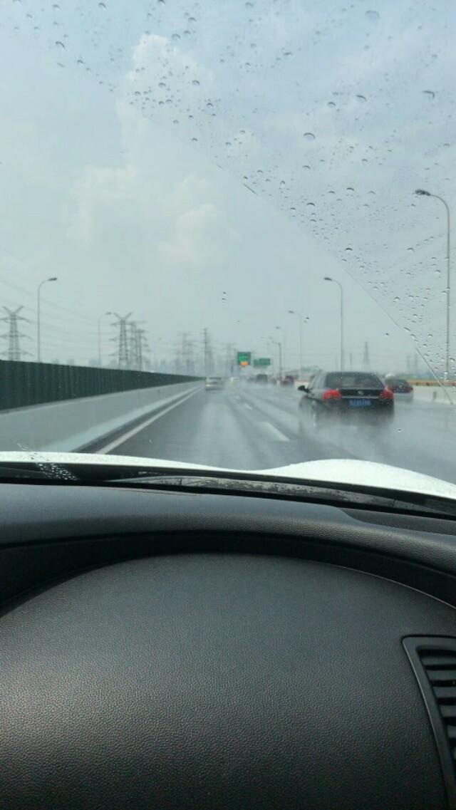 宝马3系-大家看看这个内饰是什么车，求高手指点