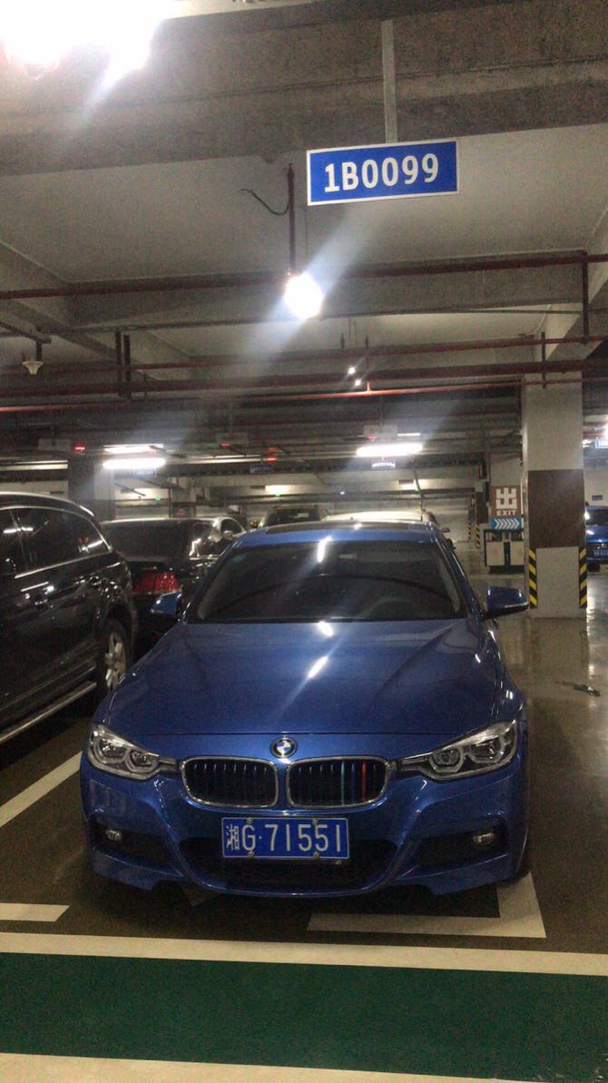 宝马3系-330li：平时普通模式基本都是1000转徘徊，有时候小加个速还特么的不换档，主要是一千转的时候加点油感觉车子有轻微的振动，这种转速区间加速是不是特别容易坏车？然而换到运动模式又特么的基本保持快两千转的区间…能把这玩意儿调一下嘛，特隔应…