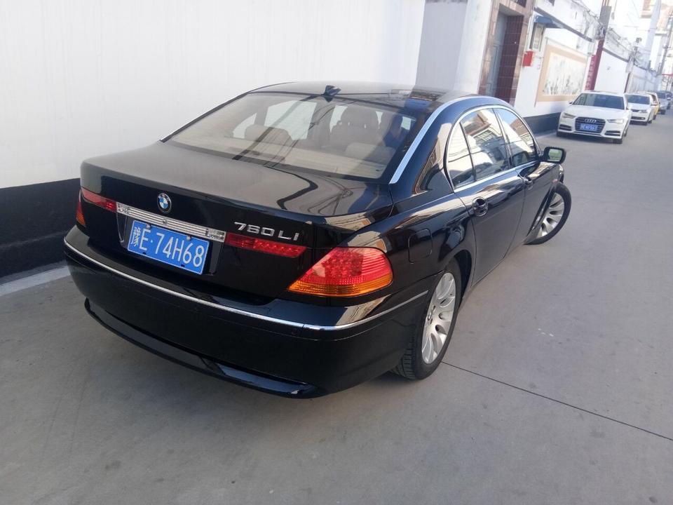 宝马3系-这是宝马七系吧？有点年代了，后视镜下面的v12是神马意思？难道还是v12的发动机？求解????