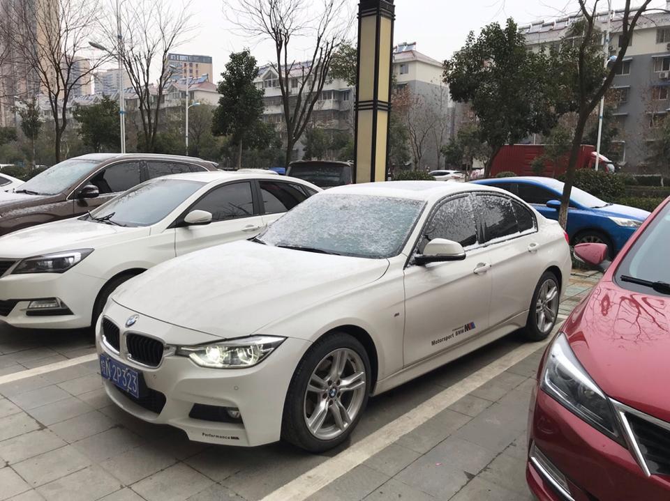 宝马3系-320im，37000公里，轮胎跑起来嗡嗡响有节奏那种，太晚实在很大，新车不是这样的，去店里检查轴承，说是防爆胎通病，另外有轻微吃胎。现在就是车子不放音乐没法开，求大家支支招！