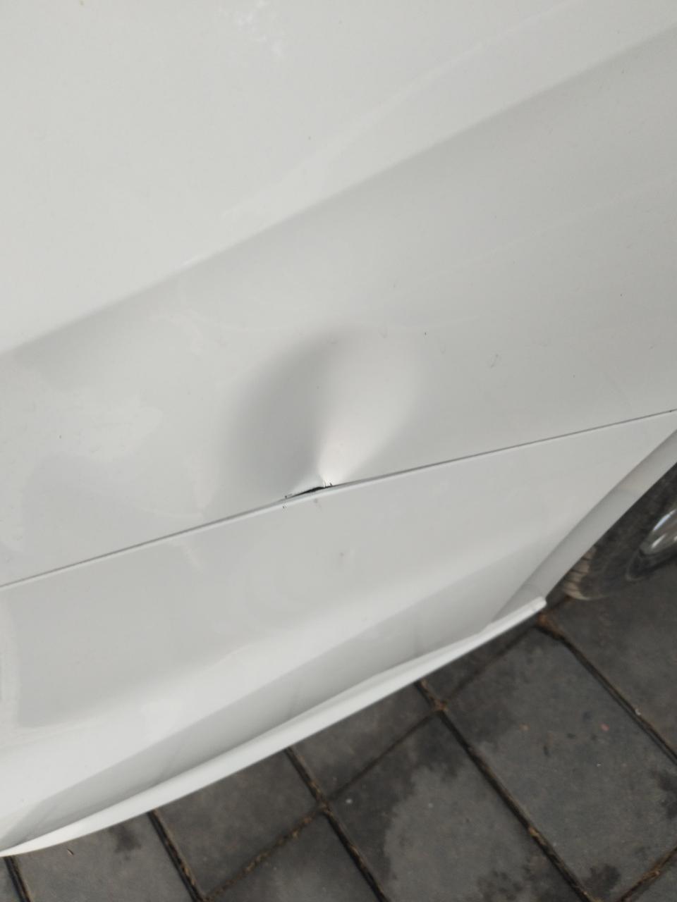朗逸-新车300公里在路边车位停着，不知道被谁碰了个坑，右后翼子板位置，走保险合适还是自己修修合适。用不用喷漆，大概花多少钱？