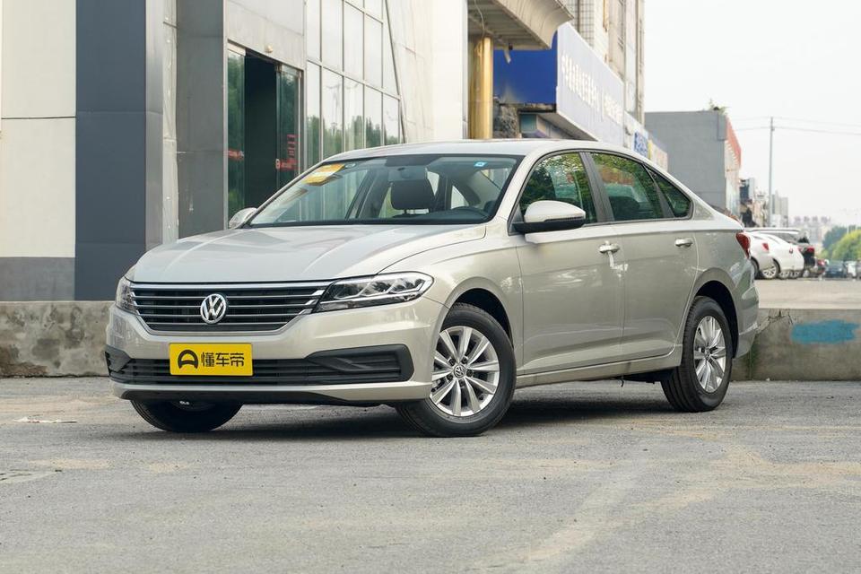 1.4t朗逸舒适裸车价11.89落地14.4，送倒车影像，包裹车垫，座椅套，行车记录仪，工时卡700，镀晶一次无期限，贴膜，车牌包。是不是买贵了。
