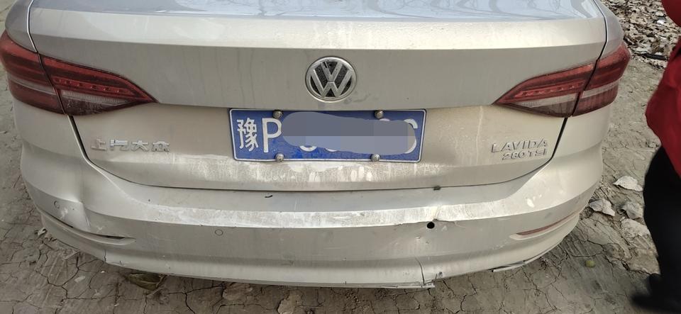 新提的车，朗逸1.4T豪华版，等红灯时被追尾，对方全责，报报险了，明天去4s店定损维修，如图需要更换后备箱盖么？还是维修？更换的后备箱盖我能带走么？大梁也有损伤，后门关起来有缝，全部维修好，误工费，折旧费，来回油费，怎么算？多少合适？工作一天3百，去4s店一趟100km，