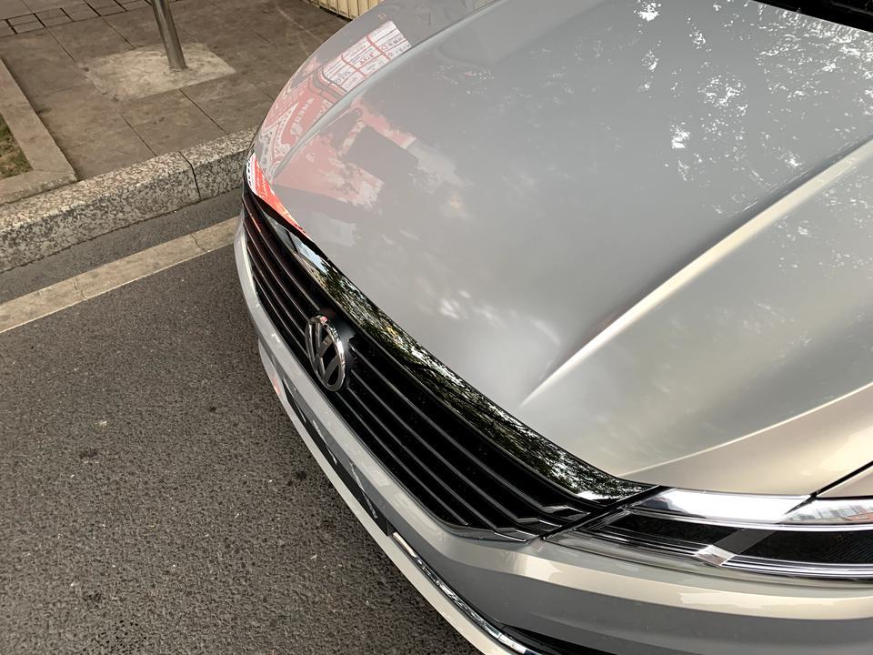 刚提的全新朗逸，回家2天后洗车才发现引擎盖上补过漆，坐大灯上面啰嗦还有扭动痕迹，我该怎么维护我的权益