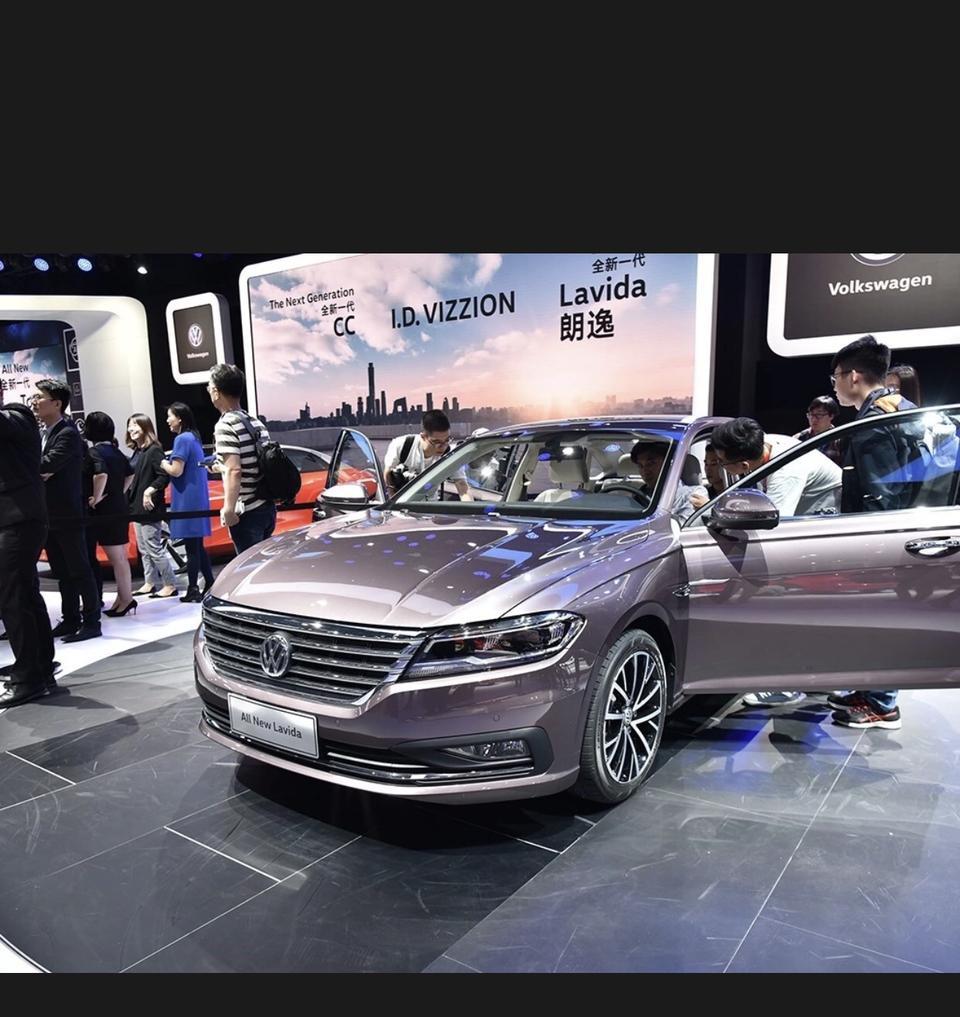 需要家用车，雷凌白豪华版白色1.2t报价13.9w朗逸1.5l自舒谦雅紫13.4w现车紫颜色要我多加两千，差价三千，家用车，我一米八五，我爸一米七五，想要一个舒服点的，请问选择哪个更合适我们家的情况。小县城，基本不会跑高速。
