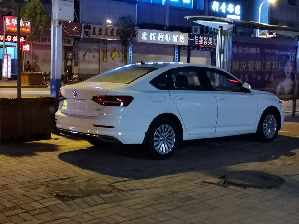 朗逸-1. 开空调开外循环AC灯就灭这怎么回事          2.新车空调面板OFF键按下去不回弹    按键下去就不上来了    后来按上来后  又按玻璃除霜按键  又不回弹了  这怎么回事？给销售说了 明天到售后处理？这问题大吗？新车刚出门