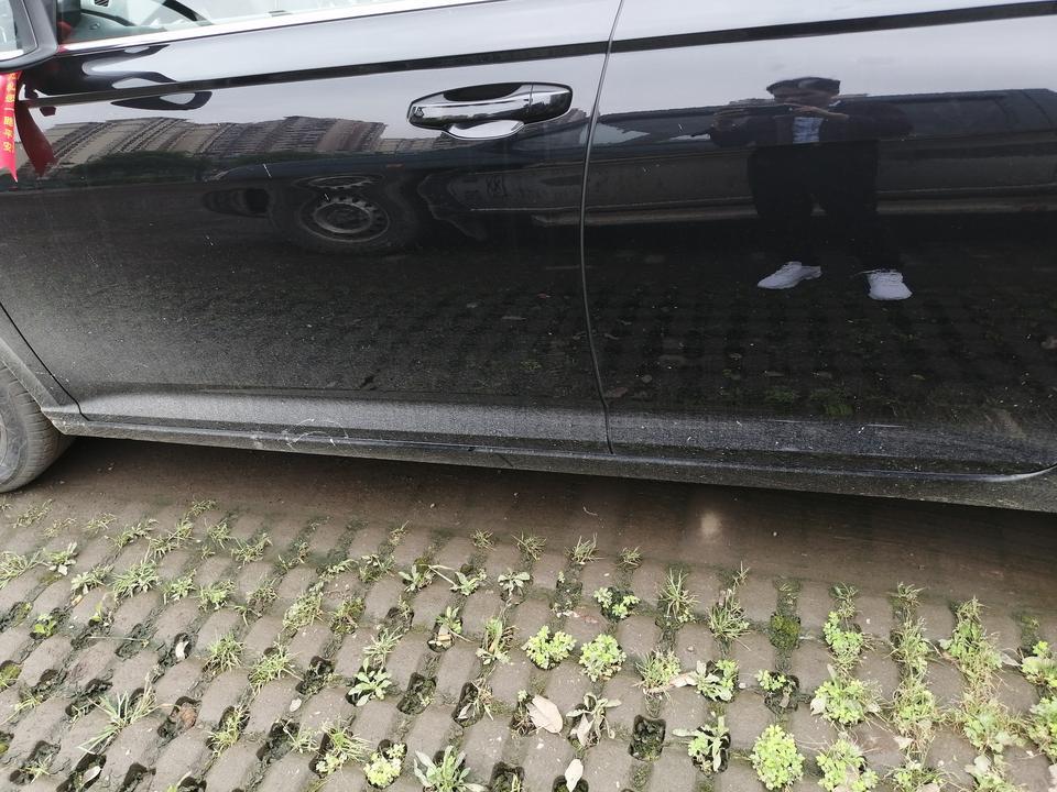 新朗逸开一次50公里左右，发现左后面异响，4s店说悬架有问题，更换悬架要15天，我累个去，问一下大神们，我该怎么办？