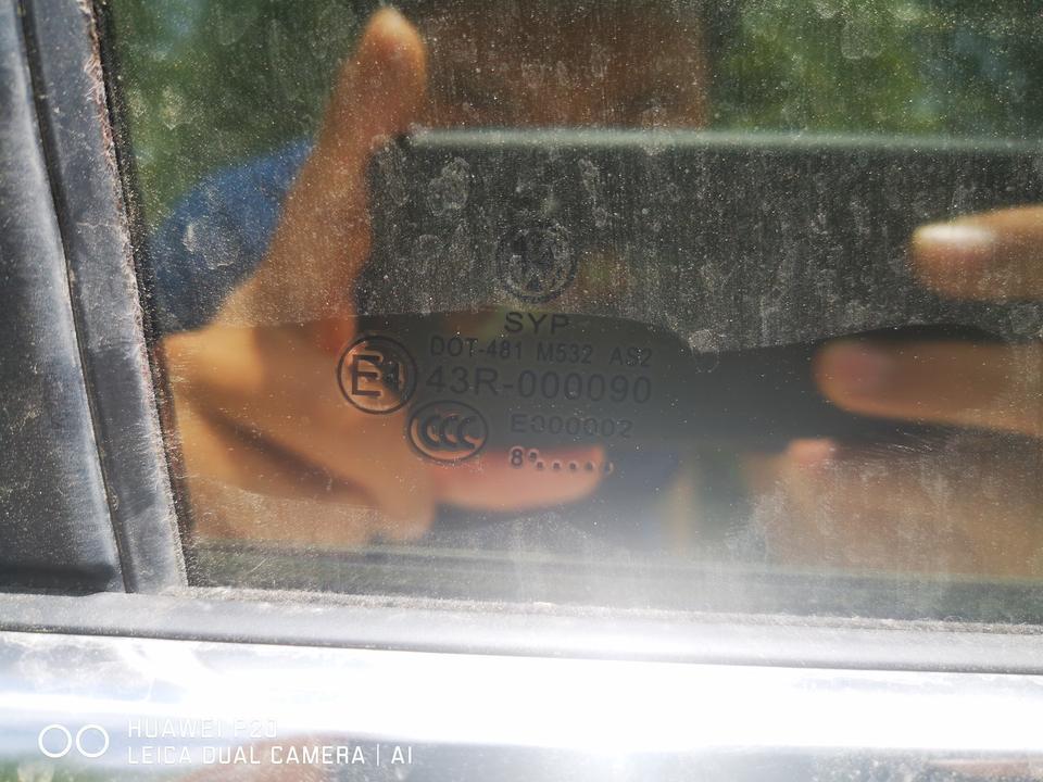 朗逸-各位大神，为什么我的车玻璃不是一个型号，其他都是前面这个，只有右后窗玻璃是后面这个？才接车一个月，今天才发现