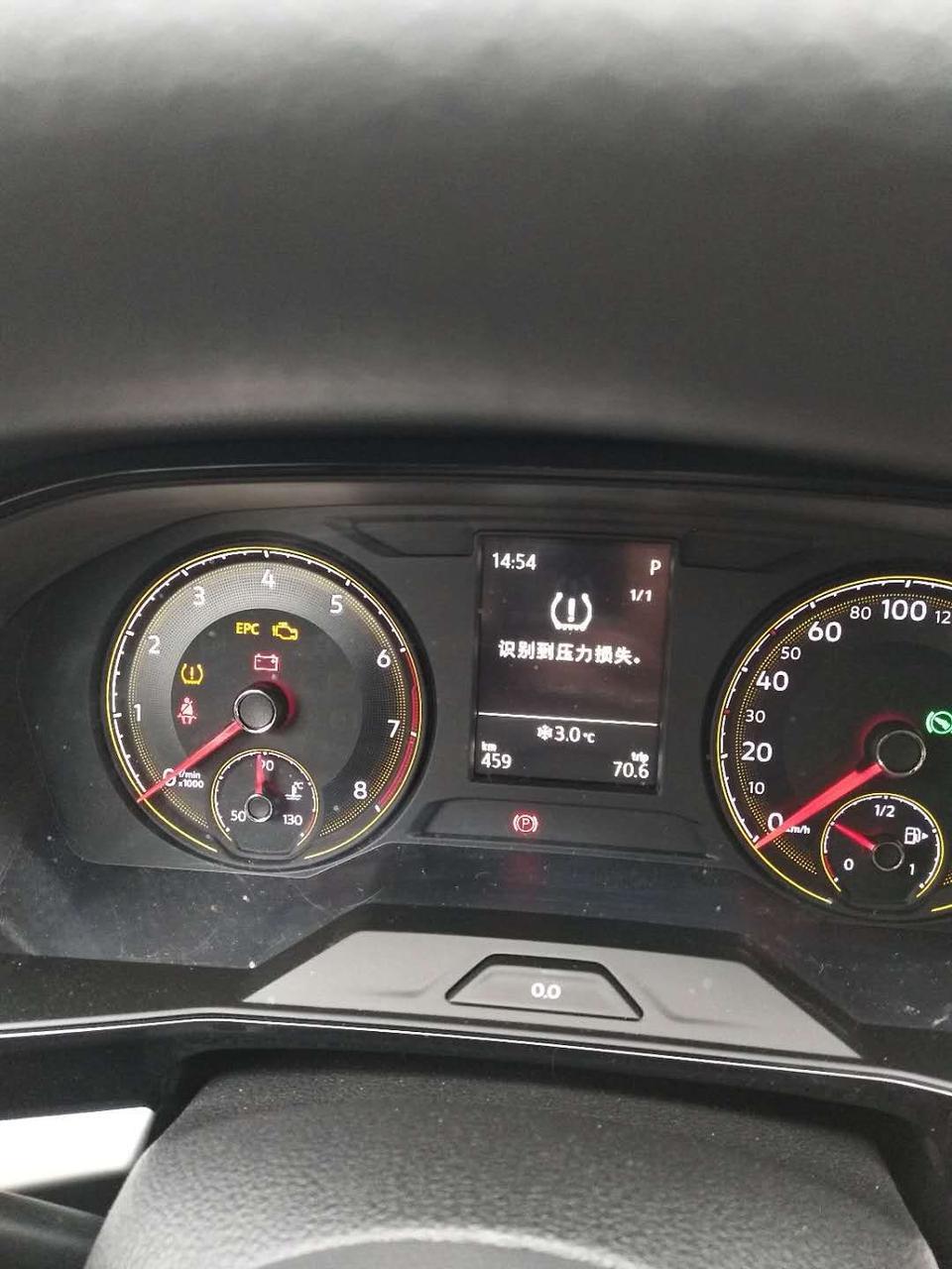 新车18款新朗逸，1.5L自动舒适版的，年前几天买的，才开485公里这样，下雨出现了图一雨刮器的问题，停车熄火再启动就没了，但是图二的压力损失问题，怎么解决，想咨询下车友们  ？谢谢大家