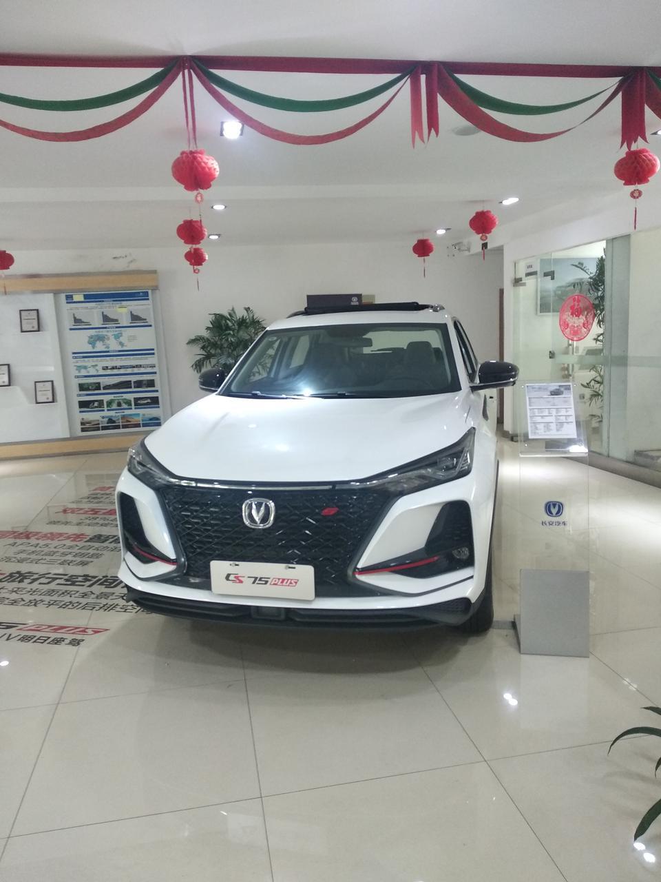 长安cs75 plus-今天去看车，准备定2.0领航。估计是最近风头正劲，一毛优惠没有。厂家有活动礼品，雷朋膜和脚垫。可能是地区性的，不知道江苏以外有没有。据店内某位透露合肥附近的店会有几千的优惠。另外64色氛围灯没找到，试车员说木有。