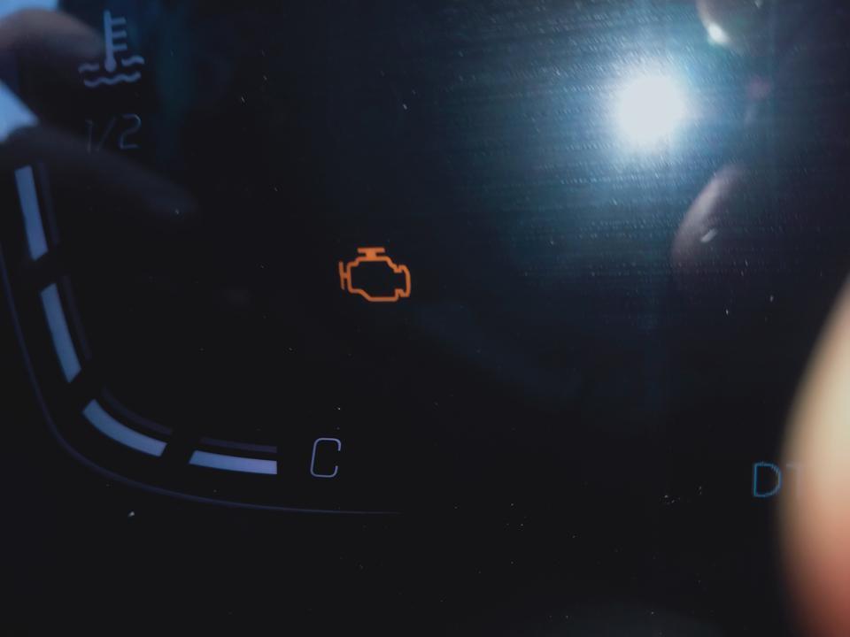 长安cs75 plus-开了一个月，今天一开，仪表盘上出现了发动机故障符号，新车，不知道是严重的问题吗？