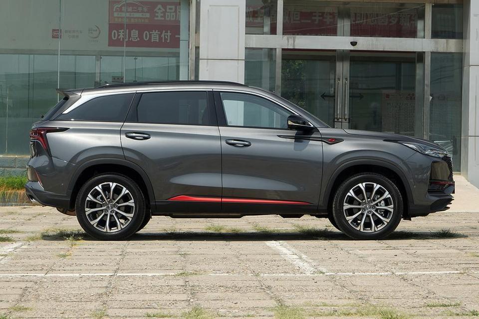 长安cs75 plus-本人在江苏无锡，关注75plus很久了，24号去4S店谈了一下，1.5T豪华，全款下来要14万4千多，贷款要14万7千多，各位大佬们是贵了吗？说送10年30万质保，终身免基础流量，挡泥板，原厂全包围脚垫，雷朋膜，然后看了一下车的那些问题，360度全景影像是真的模糊，手套箱和副驾驶脚上面是裸露的！说是可以后期给副驾驶那里安装上。