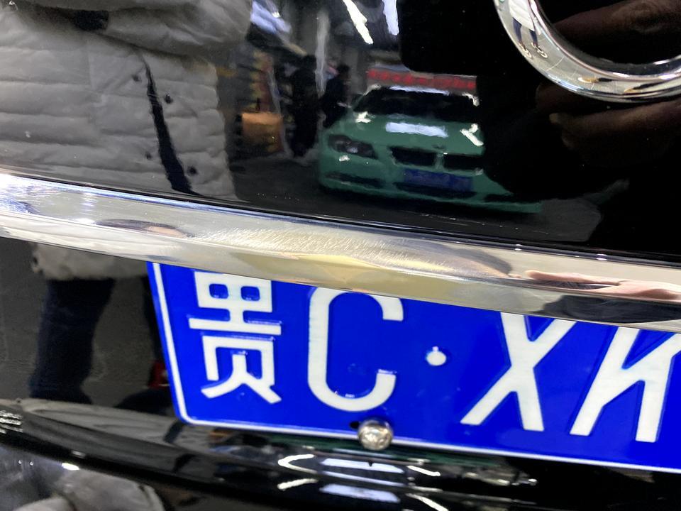 奥迪a6l-大家好！我刚提了车，然后后备箱镀铬亮条伤过，挂过灰。然后就卖给我了。涂了一层镀膜，然后用沥青清洗剂搽掉就出来了。这样我该怎么维权。另外如果我自己怎么处理？谢谢大家！