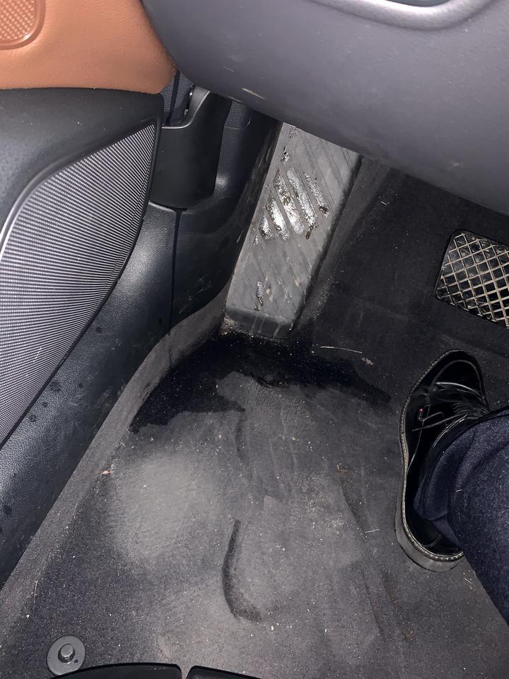 奥迪a6l-c7一到下雨天就这样，顶棚是干的，水从副驾驶手套箱外右侧流进来了，去4s店说要换天窗框架，六七千，老铁们，这个咋办
