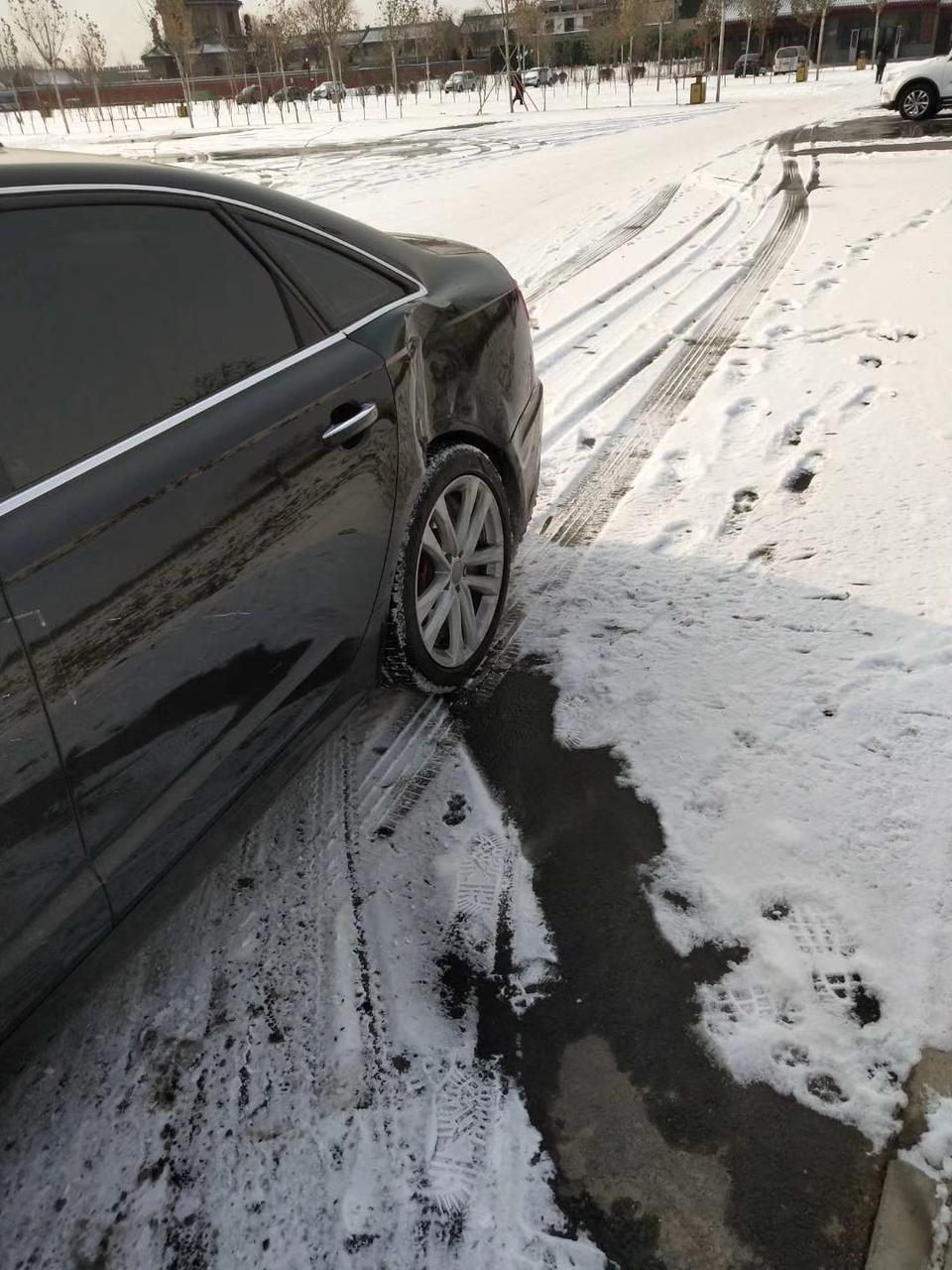 奥迪a6l-18年底雪地漂移的代价   当时车买了半年左右   难得下雪   想试试四驱的效果   无奈车技不精   后侧围亲密接触   四儿子说要切割    说钣金效果不好腻子会很厚   纠结一个星期  最后选择切割   然后又是挥之不去的纠结  整天在想会不会生锈   或者大的颠簸路况会不会影响焊接处   因为切割拆的东西比较多后挡风后背箱基本上都拆了   又怕异响增多  哎  总之各种纠结   不过切割后外观效果的确还可以  除了焊接处有轻微痕迹  其他基本看不出来   再次想让各位大神解答一下  