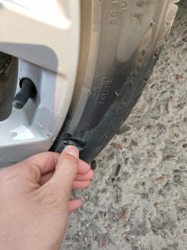 奥迪a6l-我的A6好几天不开了。今天想的出个门，等我开车的时候，发现右后轮出现这么个情况。我平时开车很小心，没有蹭过都，怎么突然出现这种情况？我的车还是新车，买下才跑了700公里。这种情况怎么办？是什么原因导致的呢？我也不知道是多会出现的情况。这可怎么办？