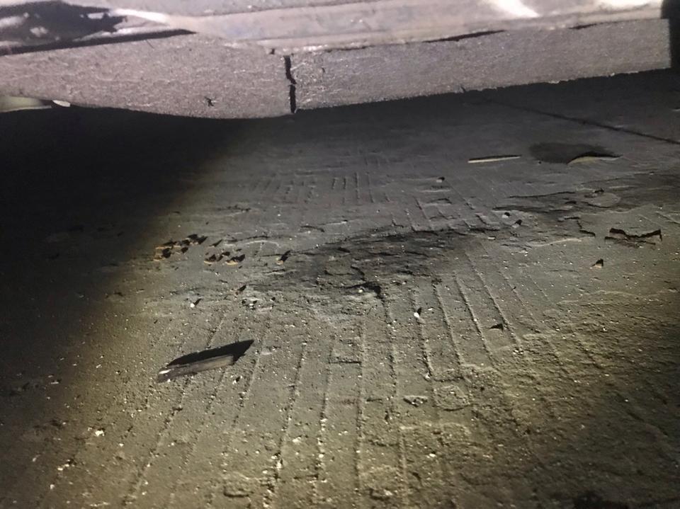 奥迪a6l-今天开车出去，回来路听导航走省道，村里路烂，有问题么？求大神帮我看下，底盘突出是原本就是？还是磕碰的？