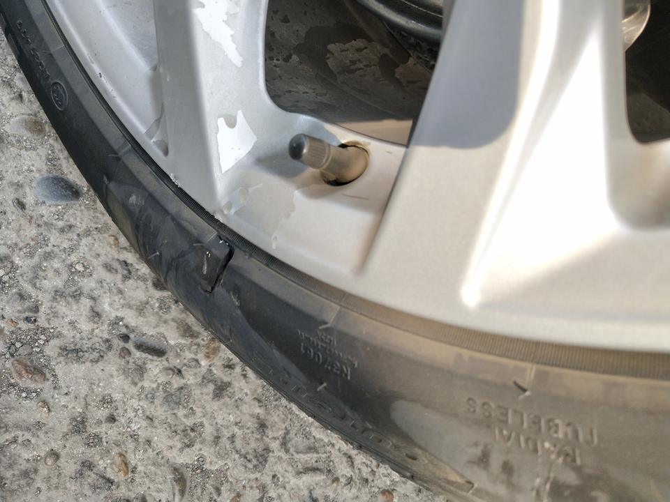 奥迪a6l-这个轮子是后轮的。这种情况敢不敢上高速呢？上高速需要注意什么？我的是新车速度不能上100呢。
