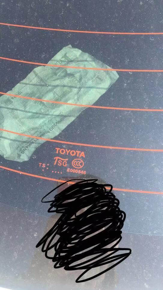 卡罗拉-后挡风玻璃这样正常吗，没有生产年份