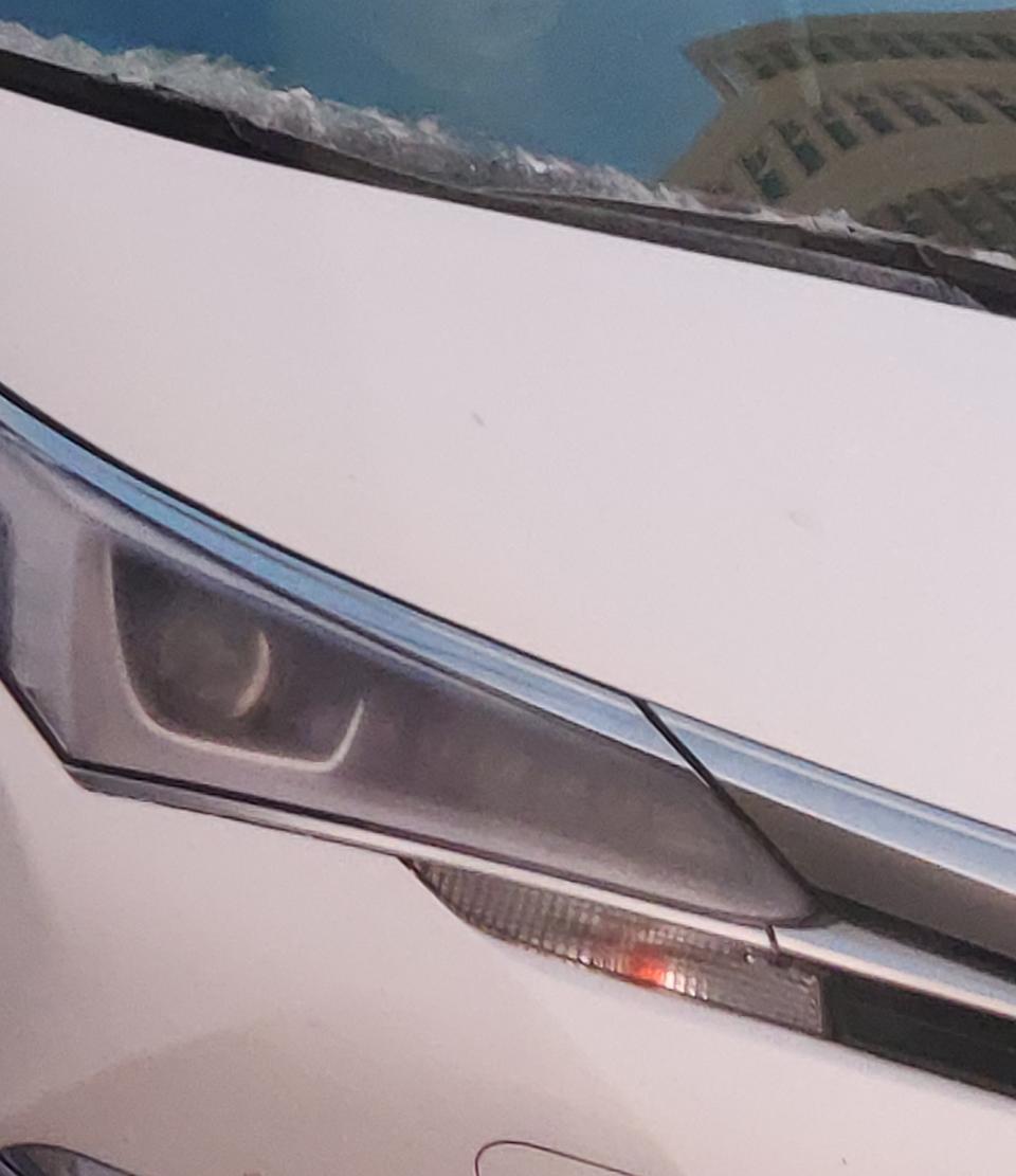 卡罗拉-急，急，急，大家帮忙看看什么情况！下雪天雨刮器为什么刮着刮着前挡风玻璃下沿的位置就开始结冰，详细位置就是雨刮器起刮和复位的位置结冰???非常郁闷的是不管选择暖风吹前档玻璃还是前档除雾冻在玻璃外面的冰一直都无法融化。大家有遇到和我相似的情况吗？谁能告诉我除了下车用冰铲敲冰还有什么办法可以解决???