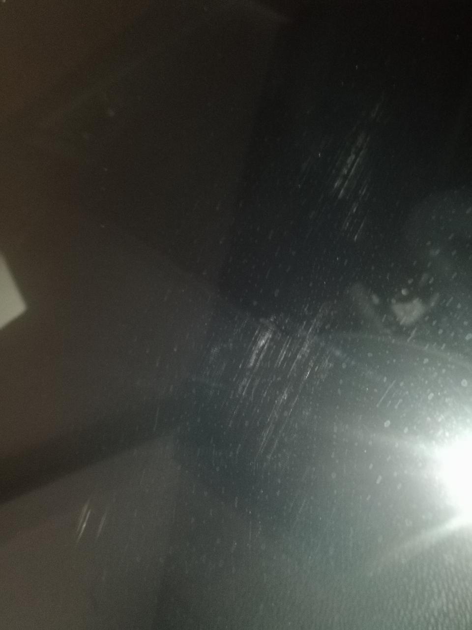 卡罗拉-各位大神  帮忙看看这挡风玻璃和A柱那被东西掉下来刮花了  1.2T自享版一年不到的车  买车时4S店承担了玻璃险  可以免费换挡风玻璃  但防爆膜就要收费   不知道该修复还是该换  怕换出别的毛病   还有A柱那喷漆大概多少钱
