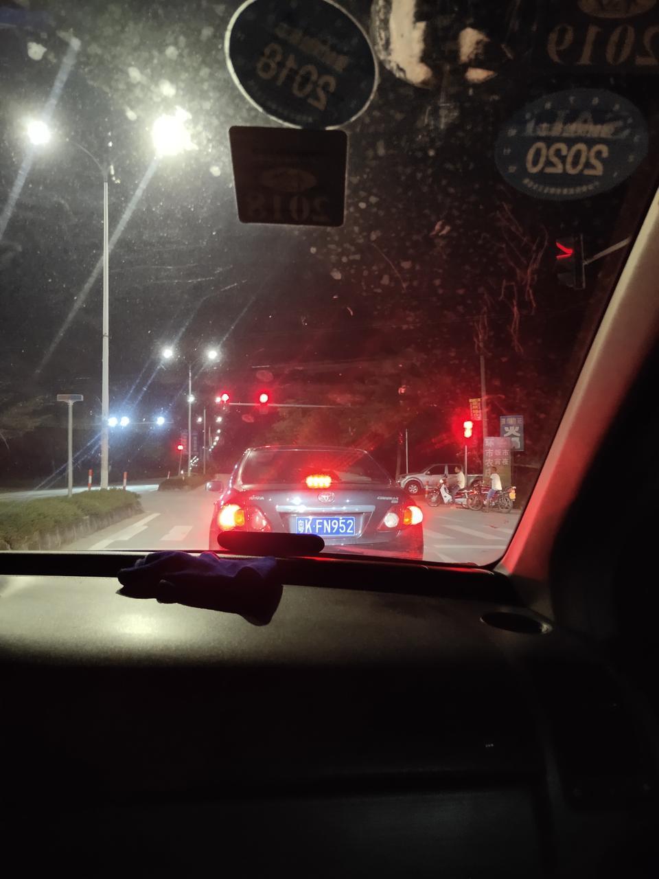 卡罗拉-这种红灯能不能右转？？？