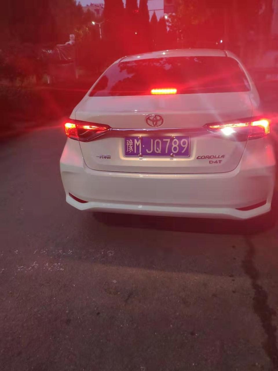 新19款卡罗拉倒车灯是几个？我的左边怎么不会亮？？？是坏了吗还是正常？？？