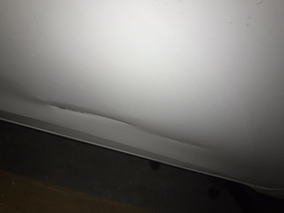 卡罗拉新车3000公里，右侧门板与路边石头剐蹭，划痕严重且门板凹陷，请问一下修复需要多少钱，需要走保险吗