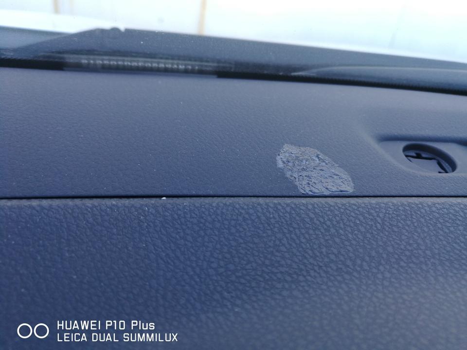 卡罗拉-想问一下工作台上有用完避光垫后遗留下来的胶，这个怎么可以去除掉？
