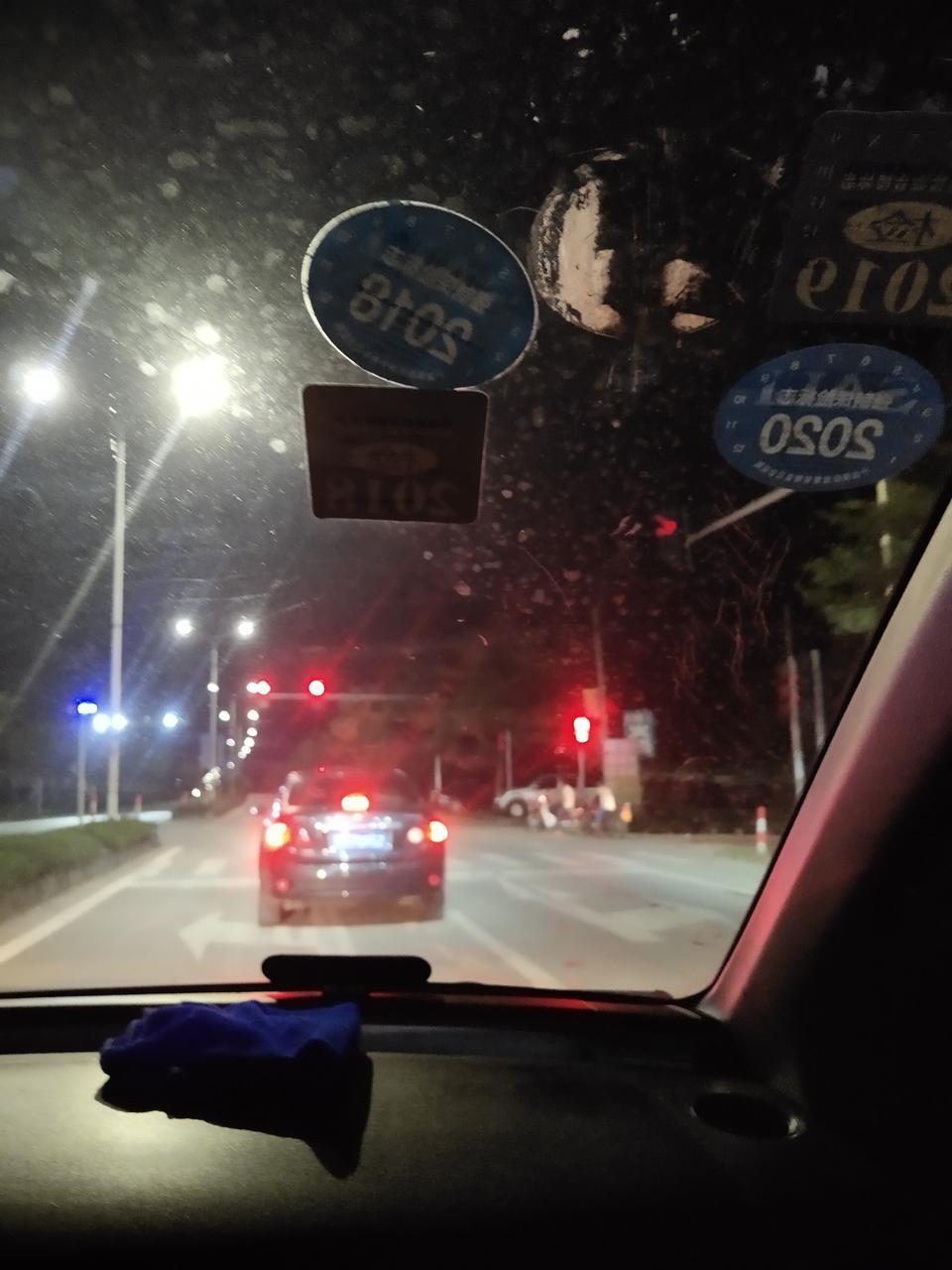 卡罗拉-这种红灯能不能右转？？？